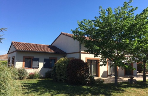 Longages House | Holiday Home 'Grande Villa' with Private Terrace, Private Garden and Wi-Fi