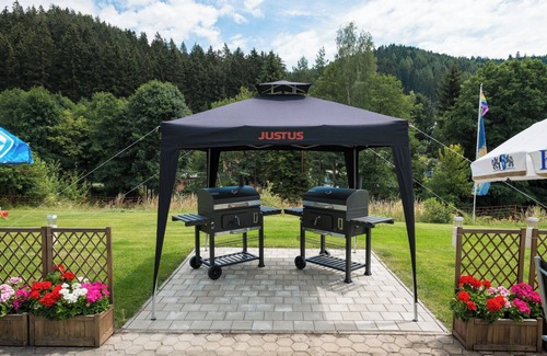 Warmensteinach House | Holiday Home 'Gruppenferienhaus Dressel' with Mountain View, Shared Terrace and Wi-Fi