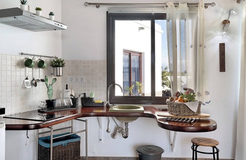 Teguise House | Holiday Home 'Guenia I' with Mountain View, Wi-Fi and Air Conditioning