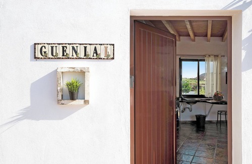 Teguise House | Holiday Home 'Guenia I' with Mountain View, Wi-Fi and Air Conditioning