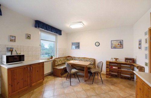 Alt Meteln House | Holiday Home 'Habicht' with Private Terrace, Private Garden and Wi-Fi