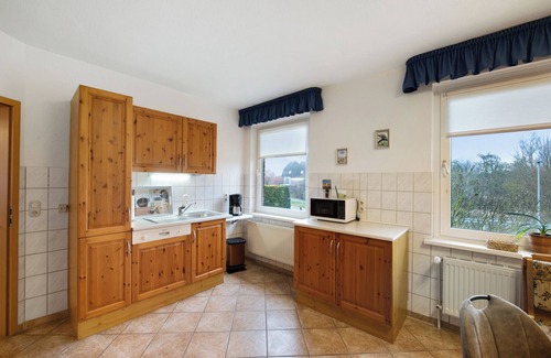 Alt Meteln House | Holiday Home 'Habicht' with Private Terrace, Private Garden and Wi-Fi