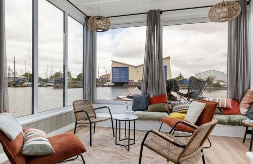 Woudsend House | Holiday Home Harboursuite 2 incl- motorboot by Interhome