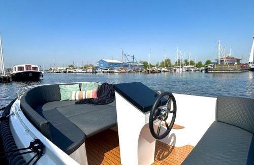 Woudsend House | Holiday Home Harboursuite 2 incl- motorboot by Interhome