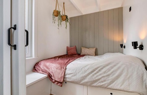 Woudsend House | Holiday Home Harboursuite 2 incl- motorboot by Interhome