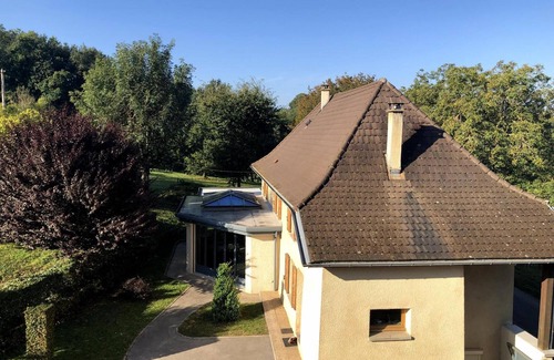 Corbelin House | Holiday Home 'Havre De Paix Et De Verdure' with Private Terrace, Private Garden and Wi-Fi