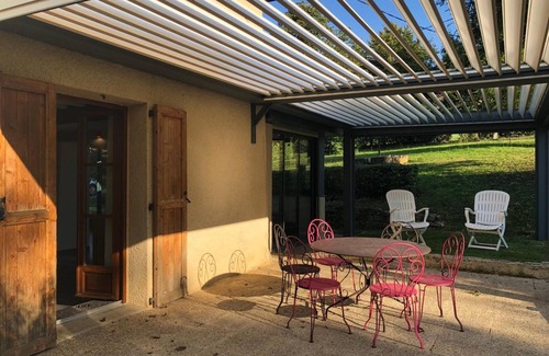 Corbelin House | Holiday Home 'Havre De Paix Et De Verdure' with Private Terrace, Private Garden and Wi-Fi