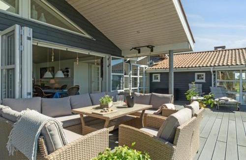 Øer Strand House | Holiday Home Hening - 50m from the sea by Interhome