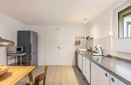 Bad Vilbel House | Holiday Home 'Höhe26' with Private Terrace, Private Garden and Wi-Fi