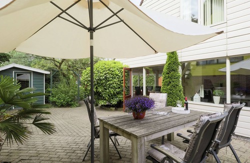 Municipality of Noordwijk House | Holiday Home in Noordwijkerhout by Forest & Lake