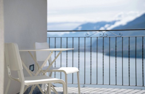 Stazzona House | Holiday Home 'Il Nido Del Colibrì' with Lake View, Private Terrace and Wi-Fi
