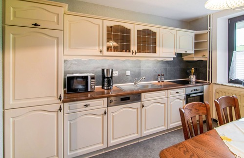 Buellingen House | Holiday Home in Bullingen with Garden