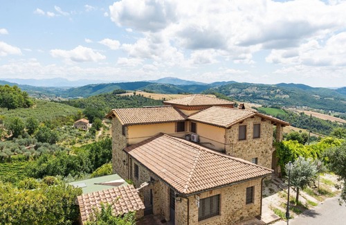 Canalicchio House | Holiday Home in Collazone with Pool & Sauna