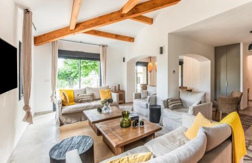 Vaison-la-Romaine House | Holiday Home in Vaison la Romaine with Pool