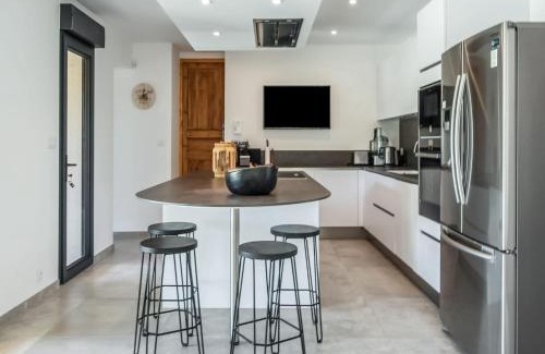 Vaison-la-Romaine House | Holiday Home in Vaison la Romaine with Pool