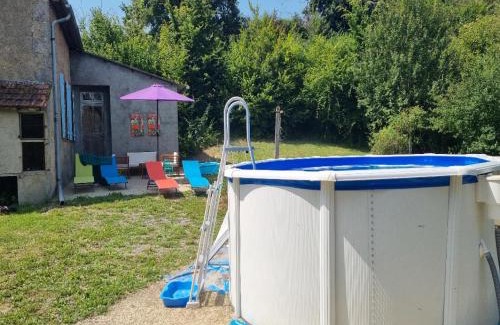 Grury House | Holiday Home in Grury with Pool & Garden