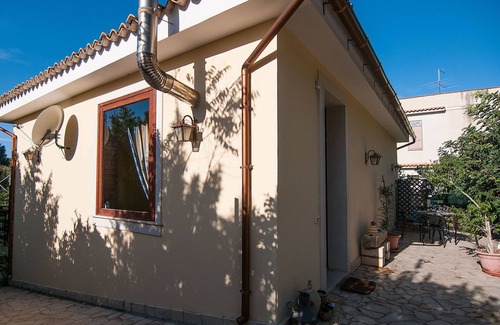 Noto Marina House | Holiday Home in Lido Di Noto with 2 bedrooms sleeps 6