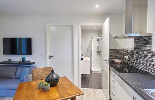 Mauroux House | Holiday Home in Mauroux with Pools & Vineyards