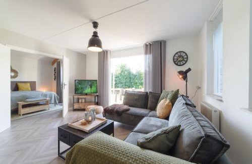 Wemeldinge House | Holiday Home in Quiet Park with Garden