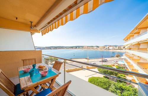 L'Escala Apartment | Holiday Home in Spain near Beach & Amusement Park