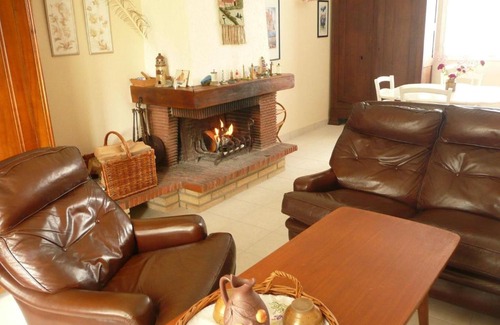 Ploudalmezeau House | Holiday Home in Treompan near Sandy Beaches