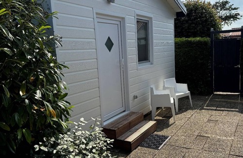 Onderdijk House | Holiday home in Wervershoof with terrace and garden