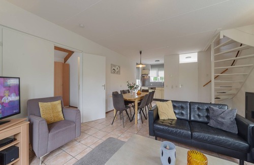 Wemeldinge House | Holiday Home in Zeeland with Garden