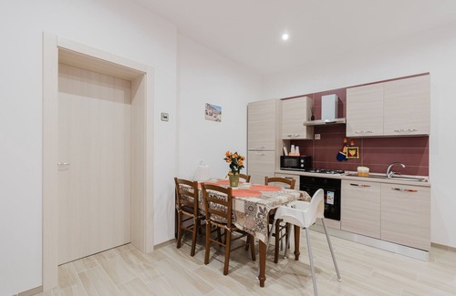 Castelvetrano House | Holiday Home 'Iris Castelvetrano' with Wi-Fi and Air Conditioning