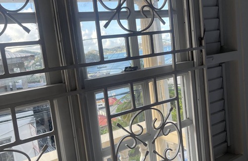 St. George's House | Holiday Home is a beautiful house located close to the city centre of St George