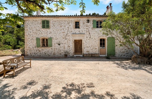Toulon House | Holiday Home 'Joli Gîte' with Mountain View, Private Terrace and Wi-Fi
