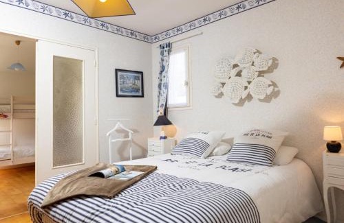 Saint-Coulomb House | Holiday Home Karome by Interhome