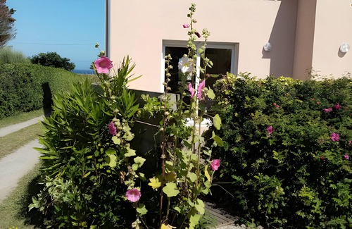 Plouguerneau House | Holiday Home 'Ker Marian - Les Gîtes Marins Des' with Sea View, Shared Garden and Wi-Fi