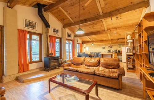 Gemozac House | Holiday Home 'L'arbre - Gîtes De La Tournerie' with Shared Pool, Shared Garden and Wi-Fi