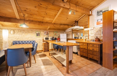 Gemozac House | Holiday Home 'L'arbre - Gîtes De La Tournerie' with Shared Pool, Shared Garden and Wi-Fi