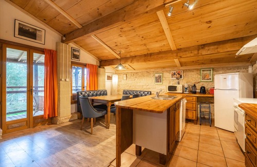 Gemozac House | Holiday Home 'L'arbre - Gîtes De La Tournerie' with Shared Pool, Shared Garden and Wi-Fi