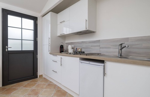 Quinsac House | Holiday Home 'L'Entre 2' with Private Terrace and Air Conditioning