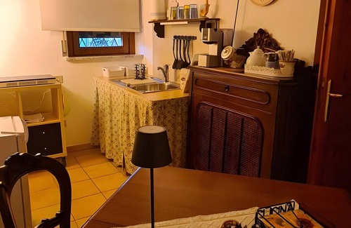 Borgo a Buggiano House | Holiday Home 'La Tana Di Ulisse' with Shared Pool, Shared Garden and Wi-Fi