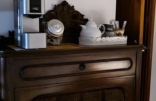 Borgo a Buggiano House | Holiday Home 'La Tana Di Ulisse' with Shared Pool, Shared Garden and Wi-Fi