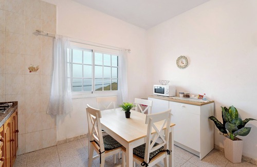 Mocanal House | Holiday Home 'La Asomadita' with Sea View, Private Terrace and Wi-Fi