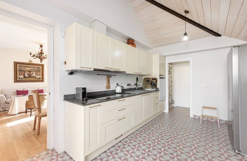 Pedregalejo House | Holiday Home 'La Busa' with Private Terrace, Wi-Fi and Air Conditioning