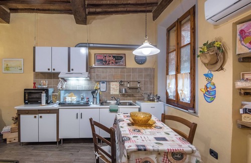 Buonconvento House | Holiday Home 'La Casa Gialla Di Buonconvento' with Wi-Fi and Air Conditioning