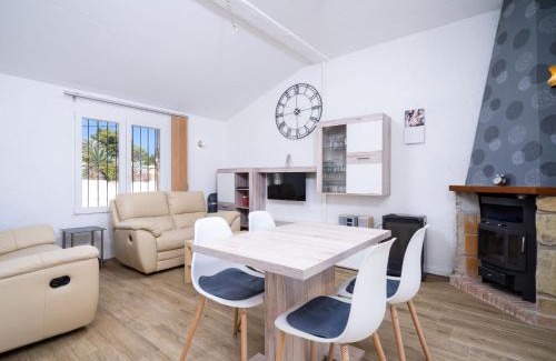 El Tesoro House | Holiday Home La Camarrocha by Interhome