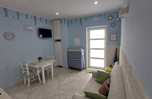 Pulsano House | Holiday Home 'La Casetta Di Tiziana - Rosa' with Private Terrace and Air Conditioning