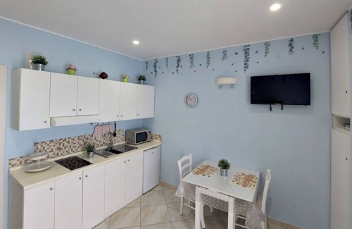 Pulsano House | Holiday Home 'La Casetta Di Tiziana - Rosa' with Private Terrace and Air Conditioning