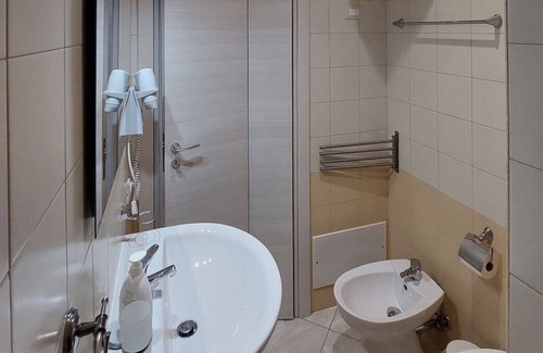 Pulsano House | Holiday Home 'La Casetta Di Tiziana - Rosa' with Private Terrace and Air Conditioning