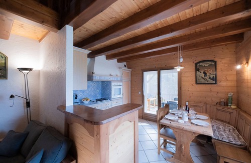 Manigod House | Holiday Home 'La Clé Des Champs' with Mountain View, Private Terrace and Wi-Fi