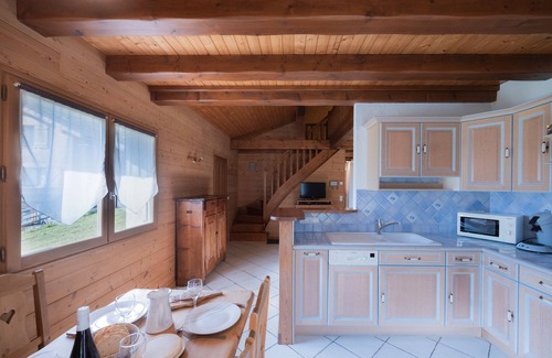 Manigod House | Holiday Home 'La Clé Des Champs' with Mountain View, Private Terrace and Wi-Fi