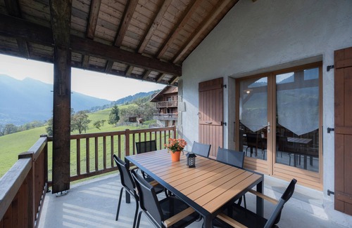 Manigod House | Holiday Home 'La Clé Des Champs' with Mountain View, Private Terrace and Wi-Fi
