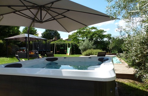 Sourzac House | Holiday Home 'La Colline' with Private Pool, Wi-Fi and Air Conditioning