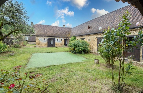 Marquay House | Holiday Home 'La Faurie De Puymartin' with Shared Pool, Private Terrace and Wi-Fi